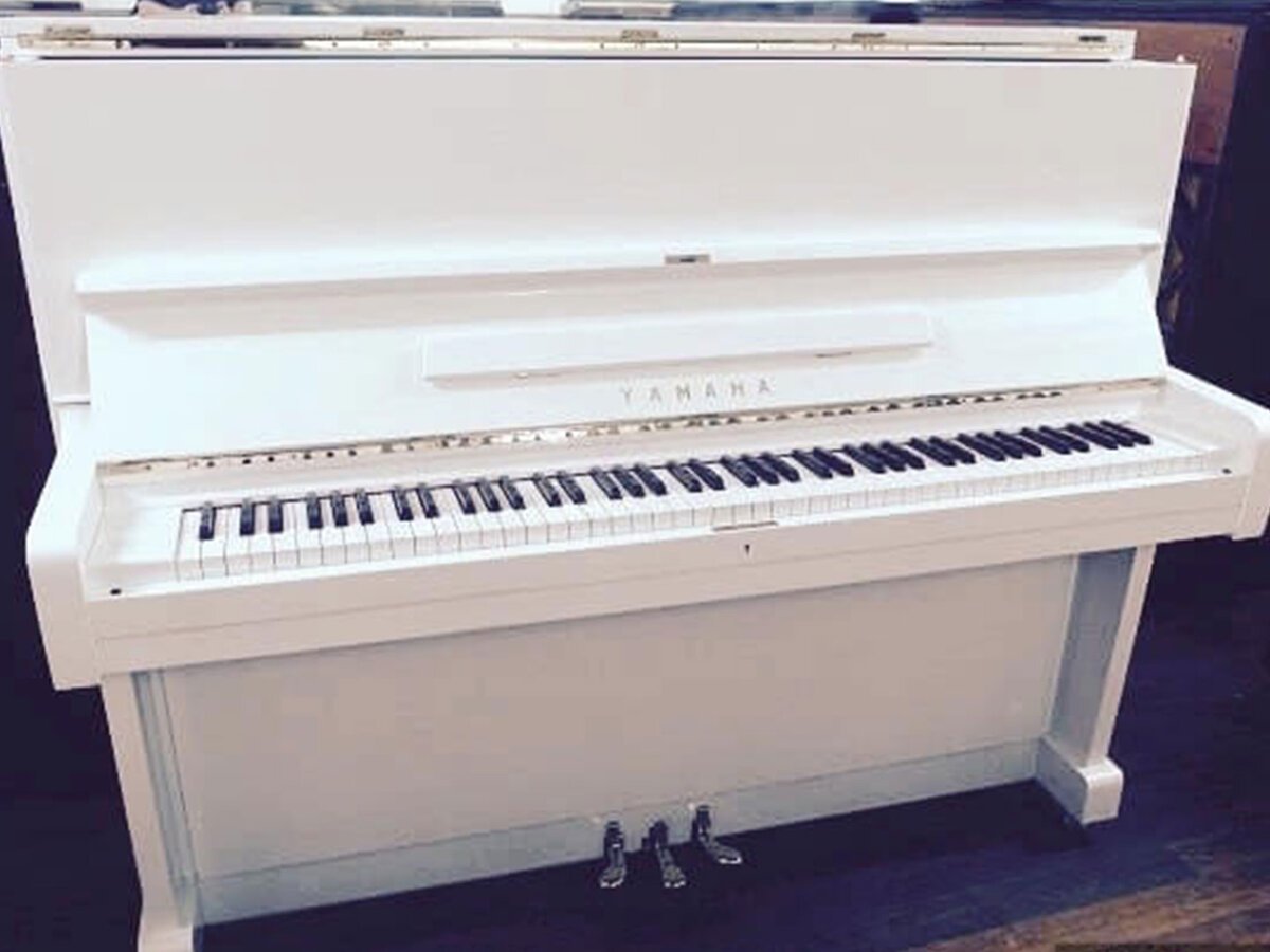 Chi tiết phím đàn và giá nhạc của Yamaha U1E Wh