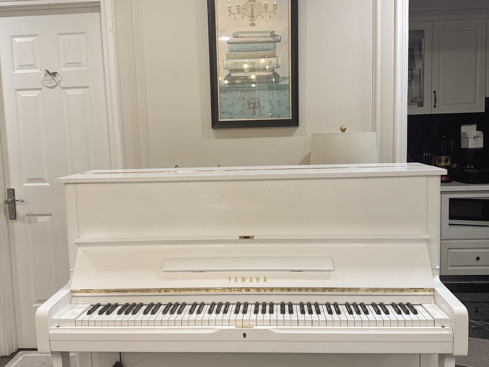Cận cảnh YAMAHA U1G WH tại Piano House