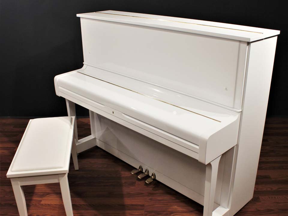 Đàn piano YAMAHA U1 Wh màu trắng đặt trong phòng khách hiện đại