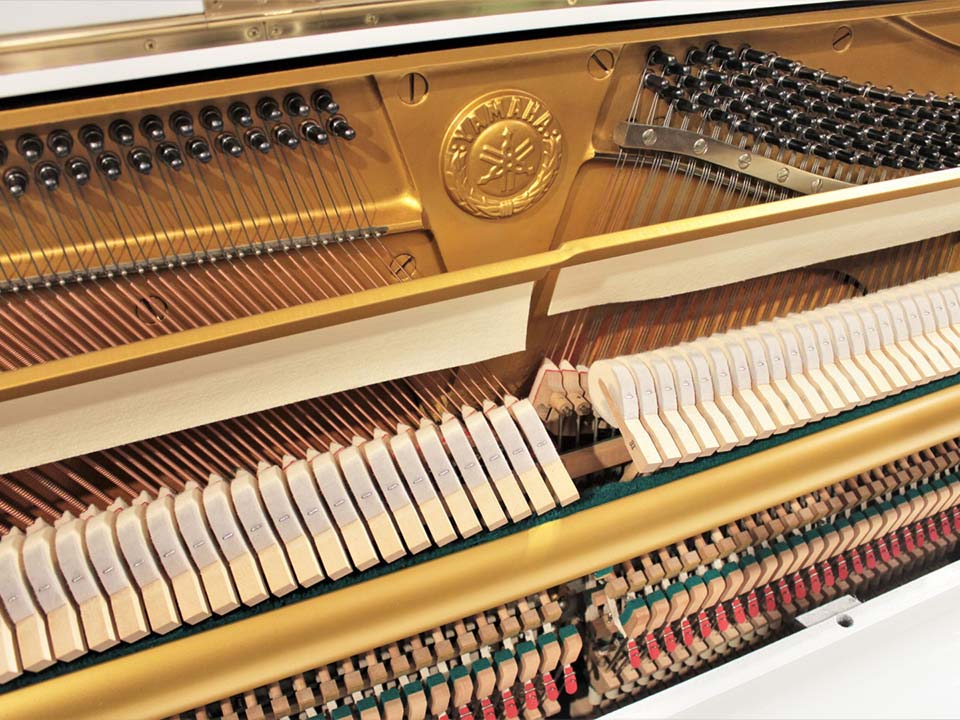 Góc chụp cận cảnh bàn phím và búa đàn của YAMAHA U1 Wh