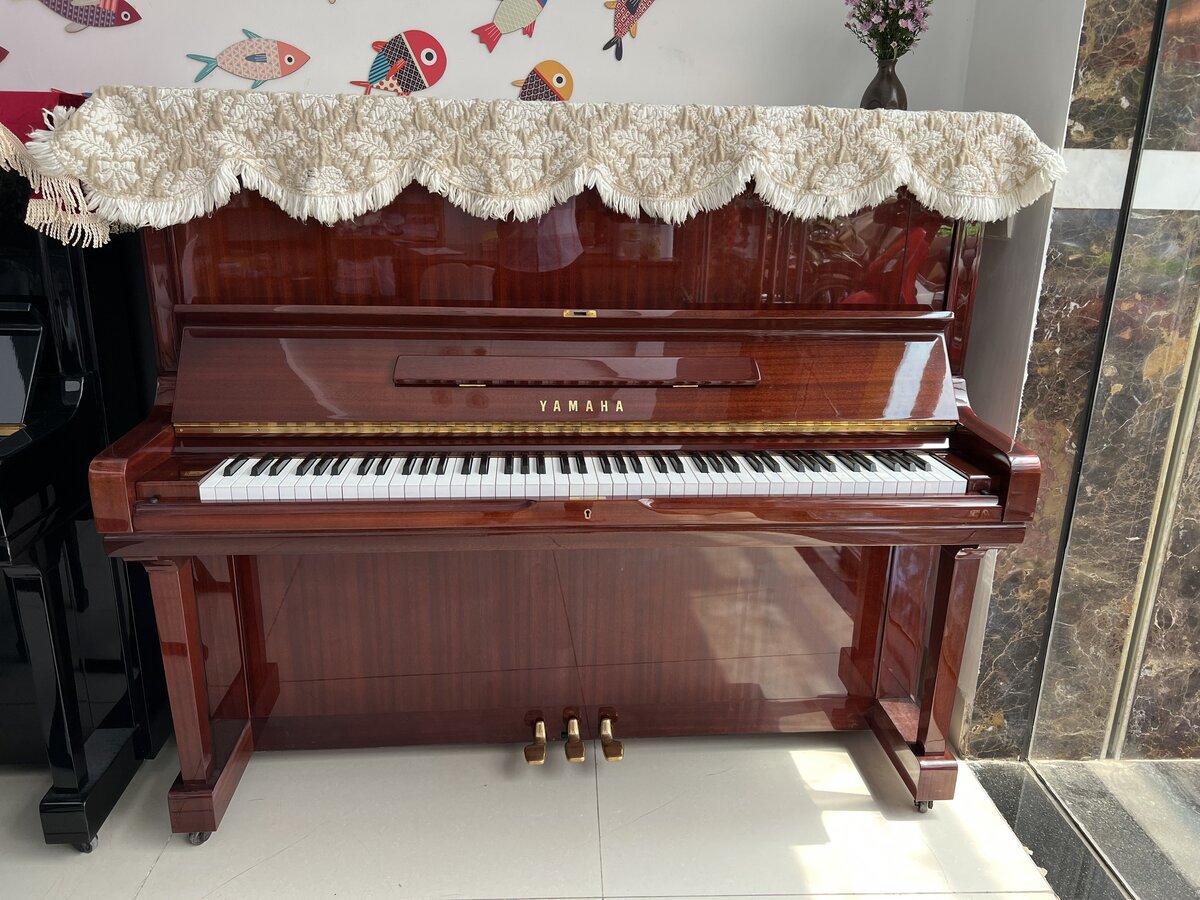 Đàn piano YAMAHA U3E Mh với lớp hoàn thiện gỗ mun tự nhiên, đặt trong phòng khách hiện đại