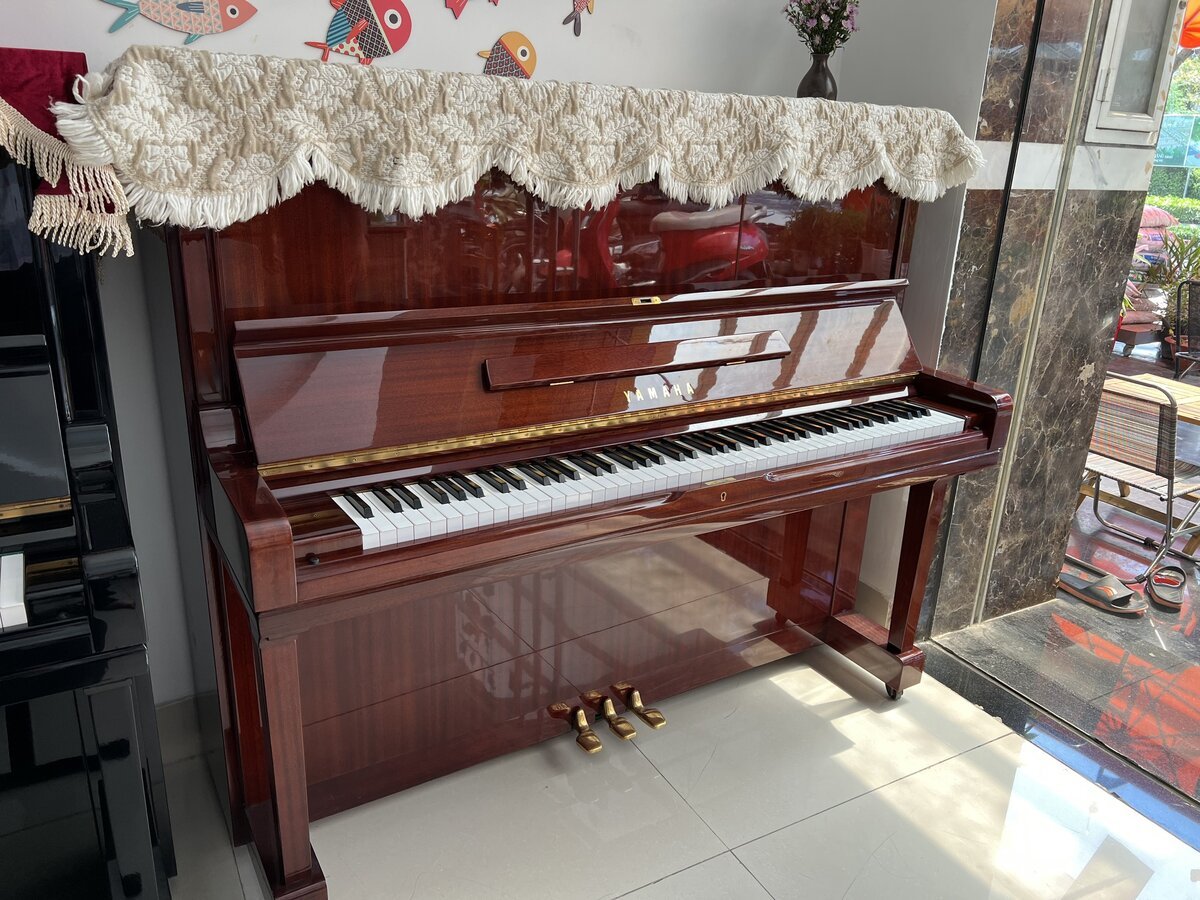 Góc chụp cận cảnh bàn phím và cơ chế bên trong đàn YAMAHA U3E Mh