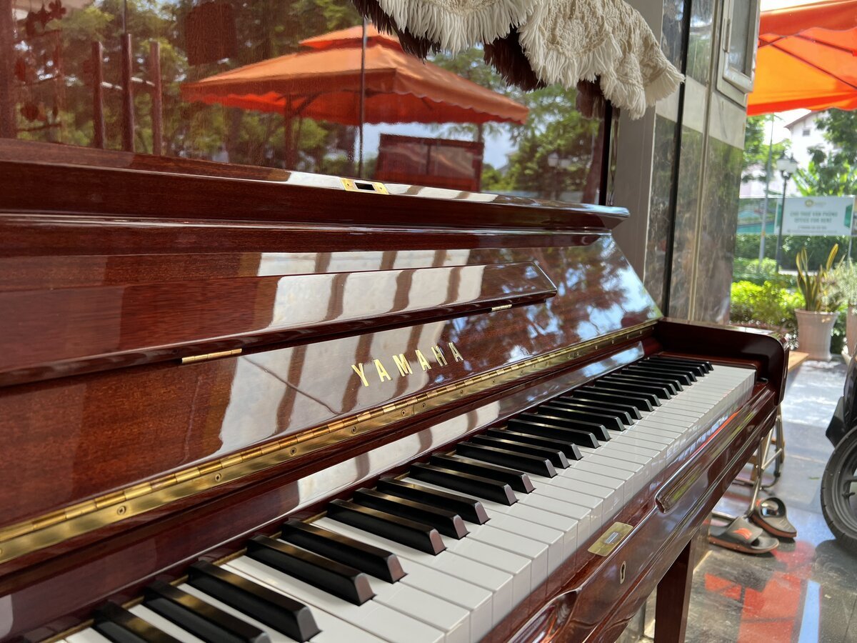 Toàn cảnh đàn YAMAHA U3E Mh trong góc phòng với ánh sáng tự nhiên