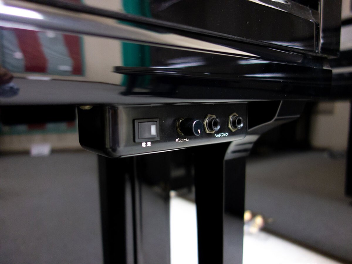 Mặt trước đàn piano YAMAHA U300SX Silent với bàn phím và pedal đồng thau