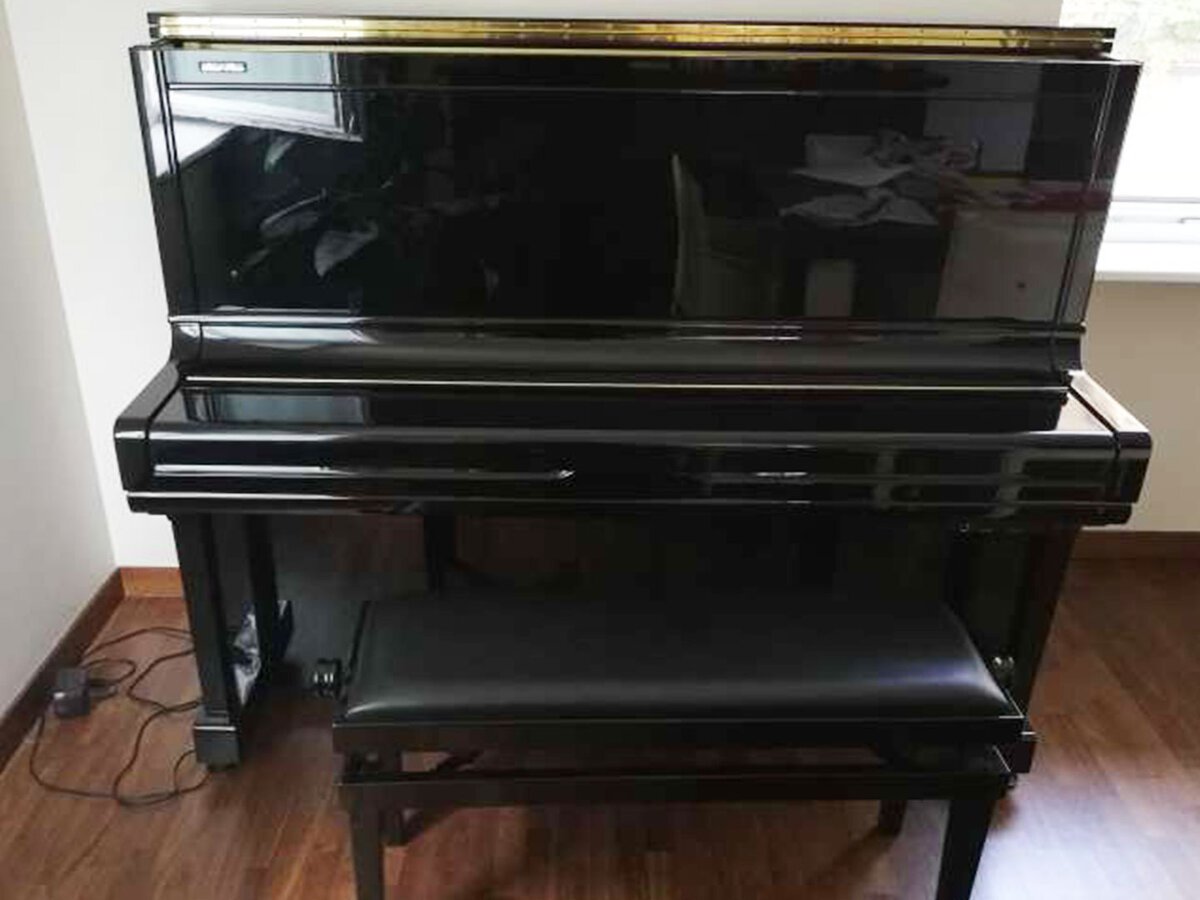 Cận cảnh bộ máy và dây đàn bên trong đàn piano YAMAHA U300SX Silent