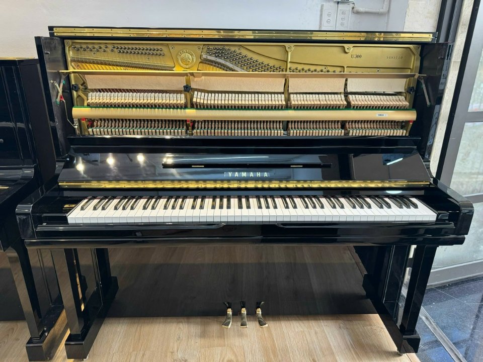 YAMAHA U300 - Ảnh thực tế 3