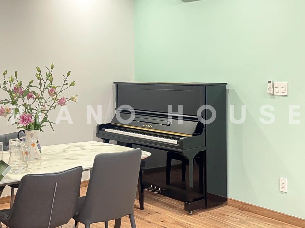 Tổng quan thiết kế đàn YAMAHA U30AS Silent màu đen bóng sang trọng