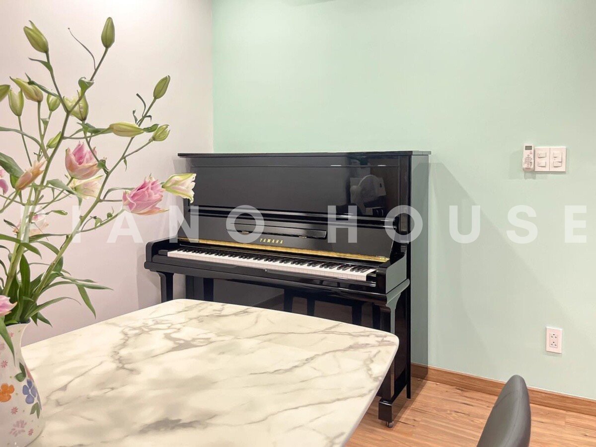 Góc nghiêng đàn piano YAMAHA U30AS Silent trong không gian nội thất