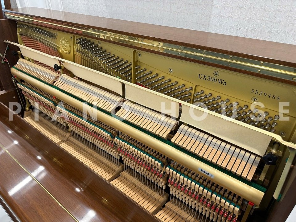 Cận cảnh YAMAHA UX300 Wn tại Piano House