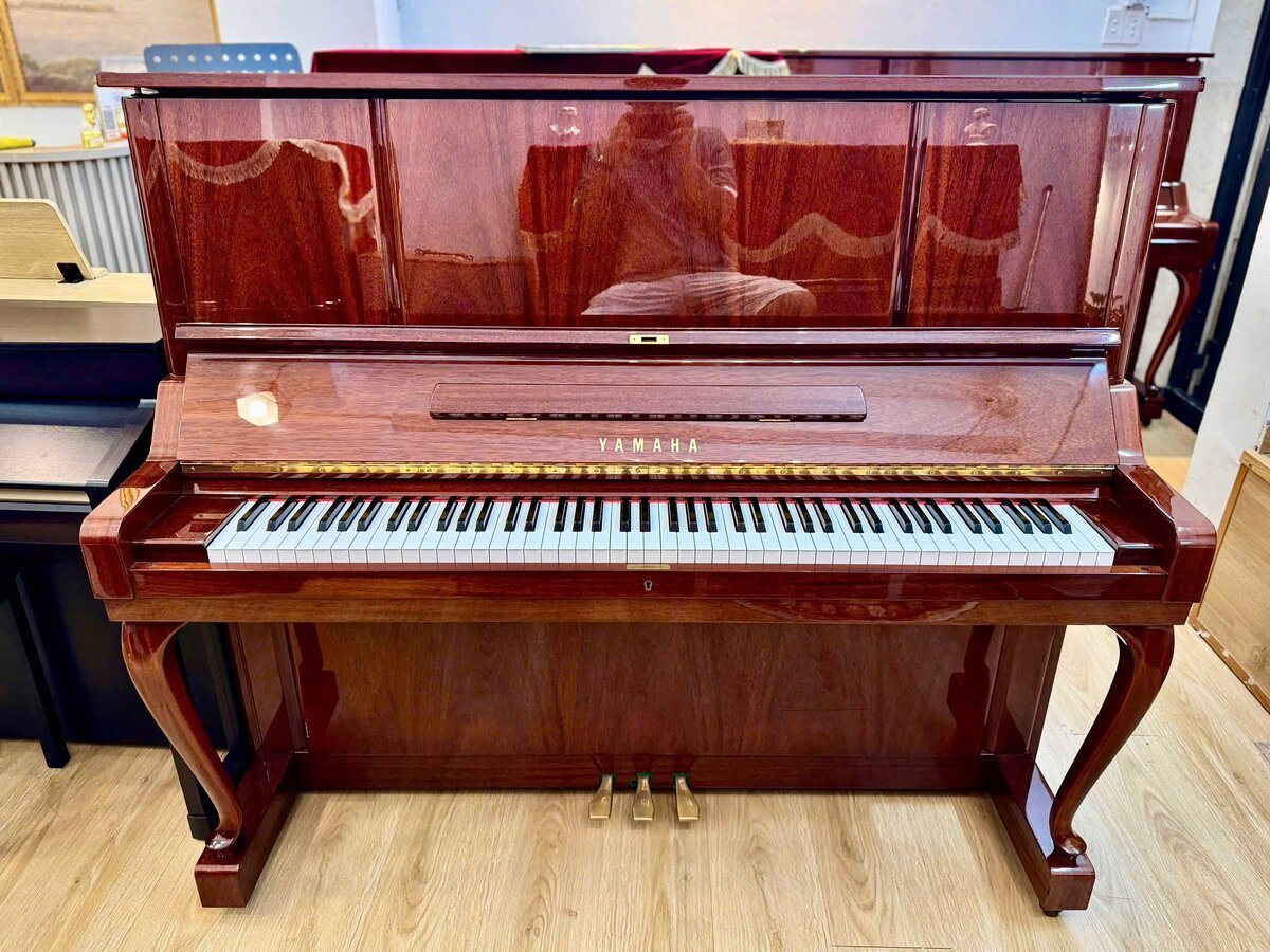 Chi tiết chân cong và vân gỗ Mahogany trên YAMAHA W106BM