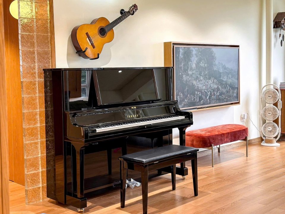 Cận cảnh bảng cộng hưởng và bộ máy bên trong đàn piano YAMAHA YUS5 SH
