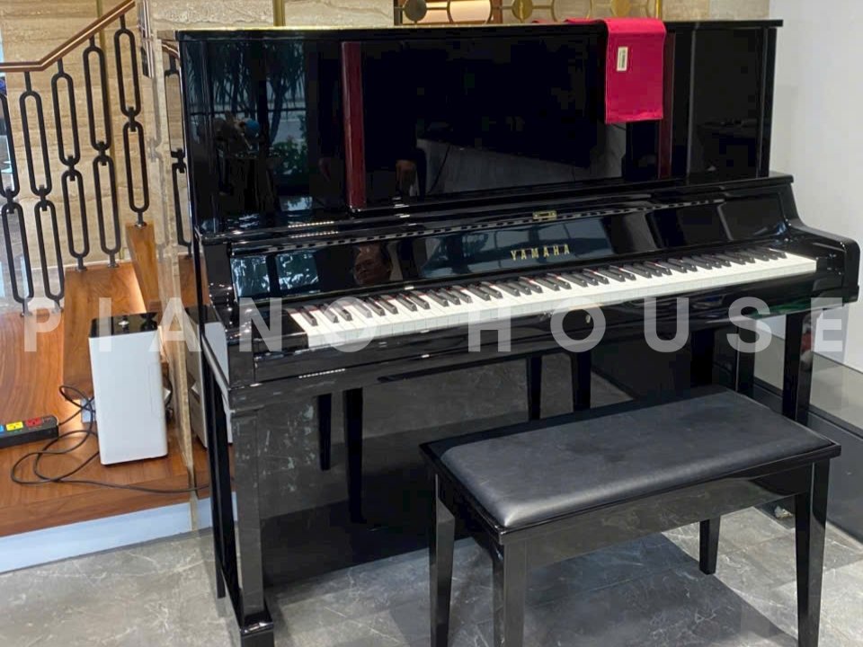 Góc nhìn nghiêng thể hiện chiều cao 131cm của Yamaha YUS5 PE