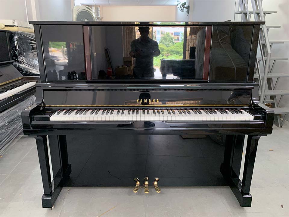 Đàn piano upright YAMAHA YU5 với thiết kế sang trọng, mặt trước bóng bẩy