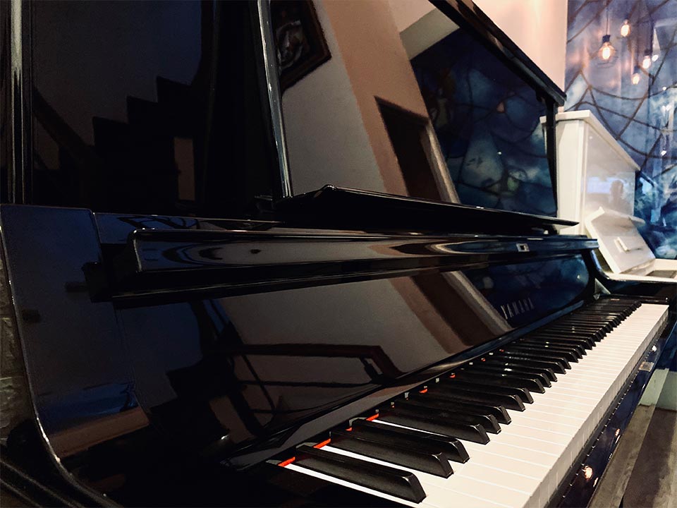 YAMAHA YUA đặt trong không gian phòng khách hiện đại
