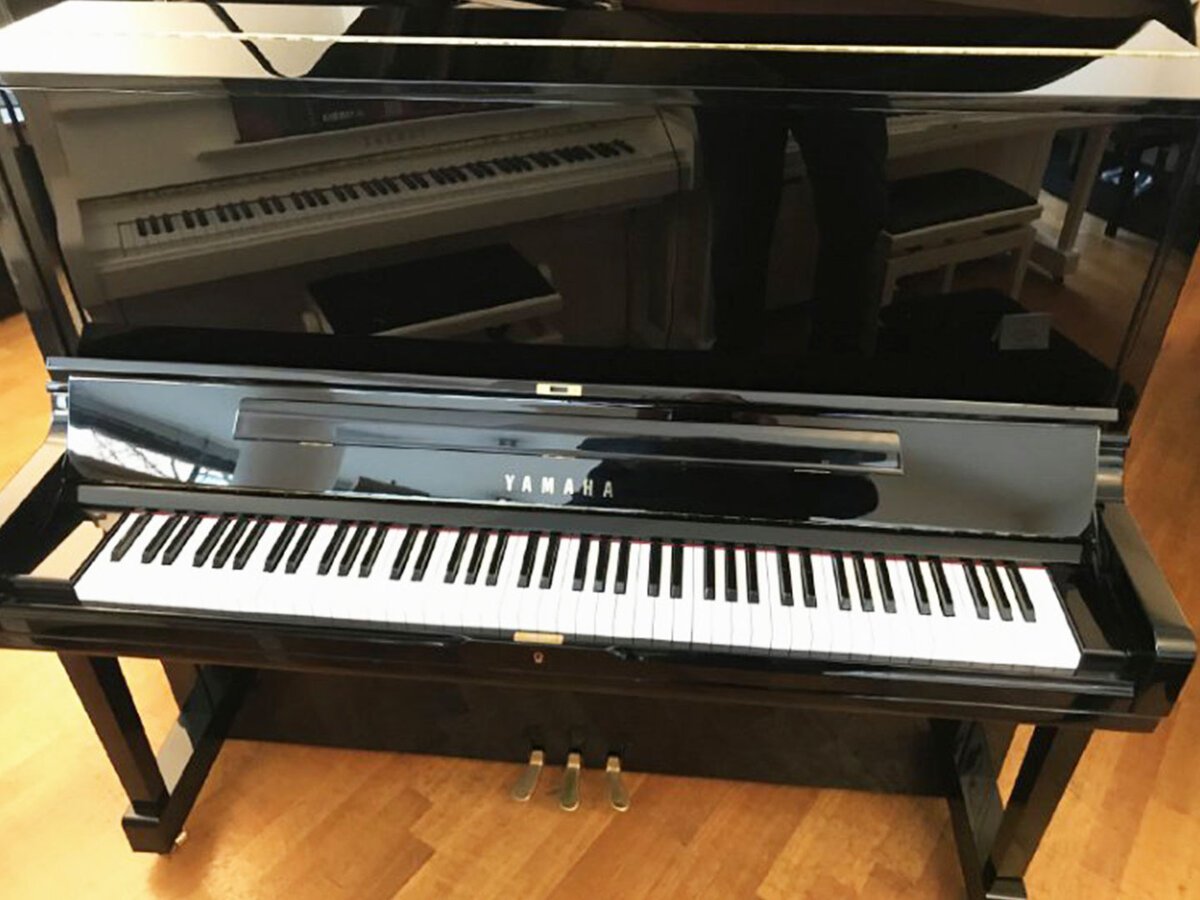 YAMAHA YUS3 (USED) trong không gian phòng khách hiện đại